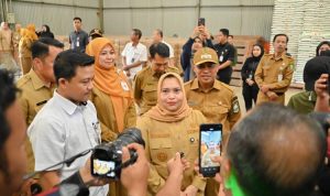 Bantu Warganya, Bupati Kasmarni Lepas Penyaluran 489 Ton Beras Cadangan Pangan Pemerintah