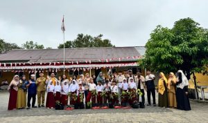 Mahasiswa KKN Umri Kelompok 05 Memberikan Bantuan Bibit Tanaman Sebagai Dukungan Pendidikan