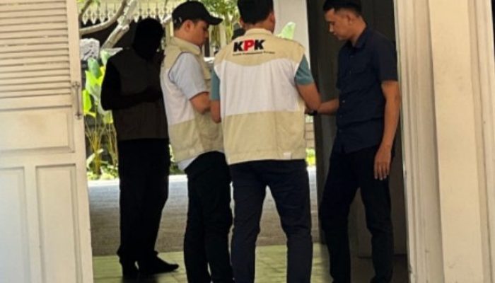 KPK Geledah Rumah Dinas Gubernur Riau Terkait Kasus Dugaan Korupsi