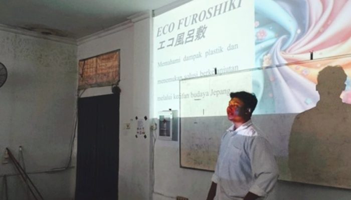 Mahasiswa UNRI Edukasi Pengurangan Sampah Plastik dengan Eco Furoshiki di SMKN 7 Pekanbaru