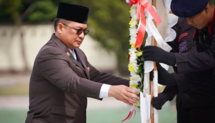 Peringati Hari Pahlawan, Pemprov Riau Gelar Upacara dan Tabur Bunga di TMP Kusuma Dharma