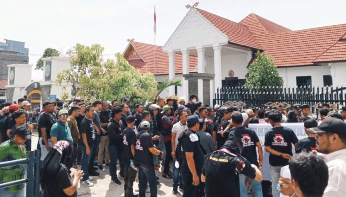 Ratusan Warga Demo di Depan PTUN Pekanbaru, Tuntut Hentikan Mafia Tanah