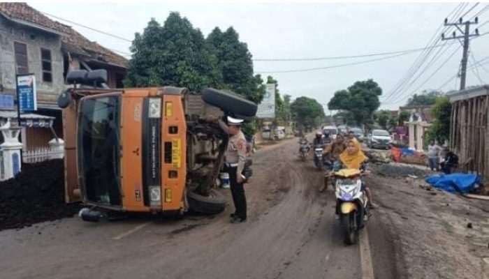 Satlantas Polres Way Kanan Gerak Cepat Atur Lalu Lintas Pasca Kecelakaan Truk Batu Bara di Baradatu