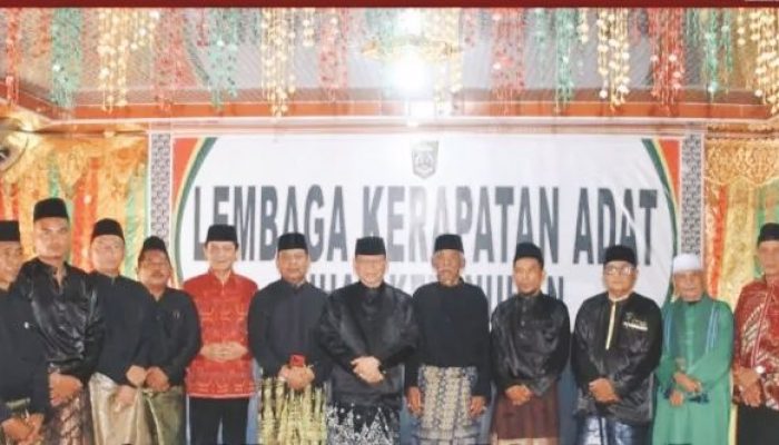 Wakil Bupati Rokan Hulu Menghadiri pelantikan Ninik Mamak Suku Ampu di Luhak Kepenuhan