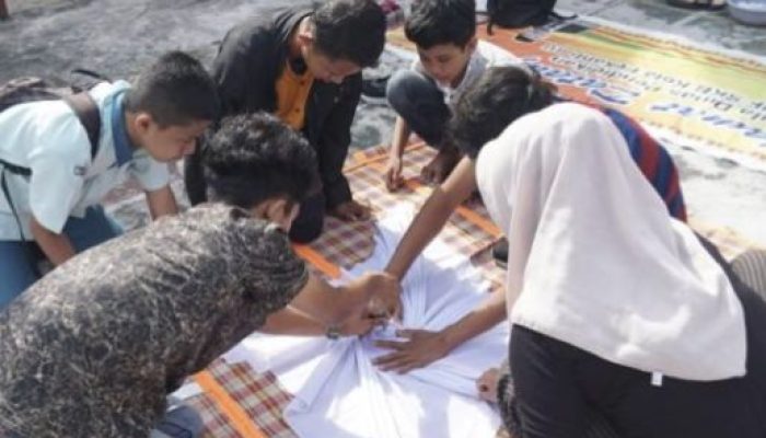 Mahasiswa FKIP UR Berdayakan Warga SKB Pekanbaru dengan Pelatihan Tie Dye Taplak Meja