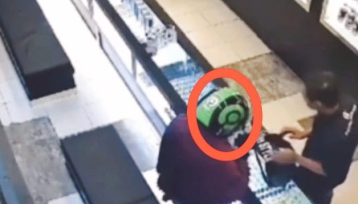 Perempuan Berhelm Ojol Lakukan Hipnotis, Gasak Toko Parfum di Pekanbaru