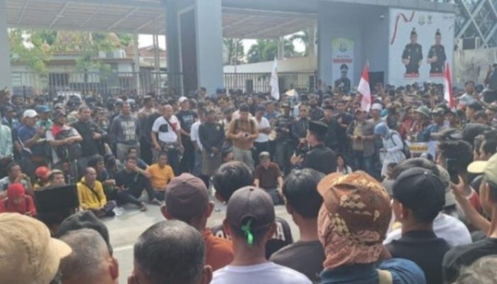 Ribuan Warga Geruduk Kejati Riau, Tuding Satgas PKH Rampas Kebun Sawit Masyarakat