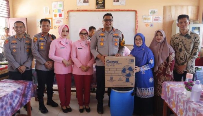 Penanaman Bibit Mangga di SD Negeri 042 Kualu, Kapolres dan Bhayangkari Kampar Beri Dukungan Pendidikan dan Lingkungan