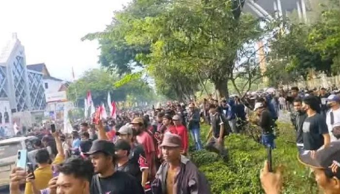 Ribuan Massa KOMMARI Demo di Kejati Riau, Ajukan Lima Tuntutan Utama Soal Kawasan Hutan dan Tanah