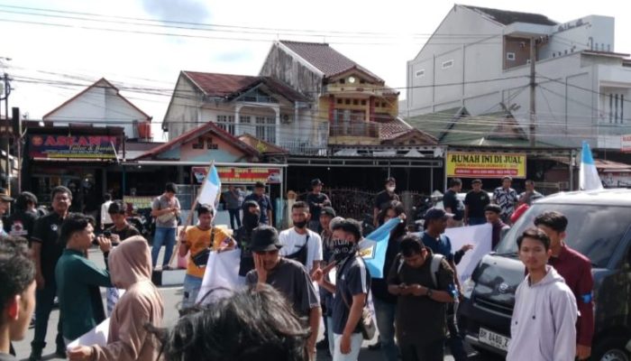 Ratusan Massa KNPI Desak Kapolda Riau Tangkap Pelaku Pengeroyokan Ketua KNPI Rumbai Timur