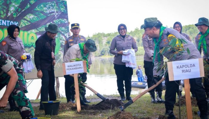 Pemko Pekanbaru Tanam 21 Ribu Pohon dan Lepas 21 Ribu Benih Ikan untuk Wujudkan Green City