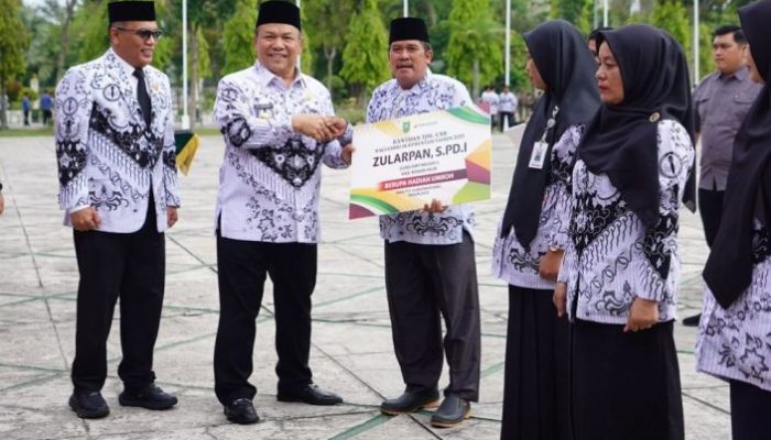 Tiga Guru Berprestasi Dapat Umroh Gratis, SF Hariyanto: Guru Hebat Mengajar dengan Hati