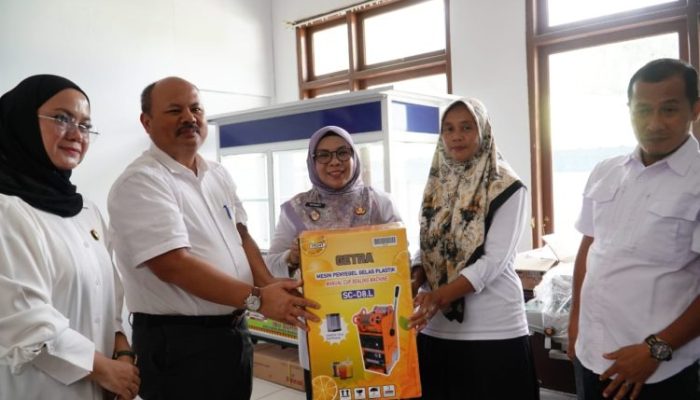 Dorong Ekonomi Kerakyatan, Wabup Kampar Serahkan 188 Peralatan Usaha ke Pelaku UMK