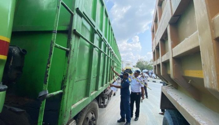 Langgar Jam Operasional, Armada Berat Dihadang di Pintu Masuk Pekanbaru