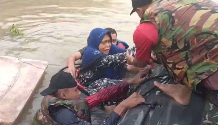 Banjir Bandang Terjang Sumut, TNI AL Sisir Sungai Evakuasi Warga