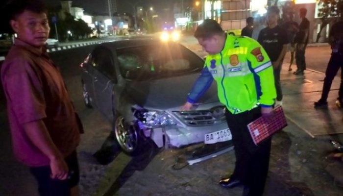Laka Tunggal vs Altis di Pekanbaru, Motor Remuk, Korban Dilarikan ke RS