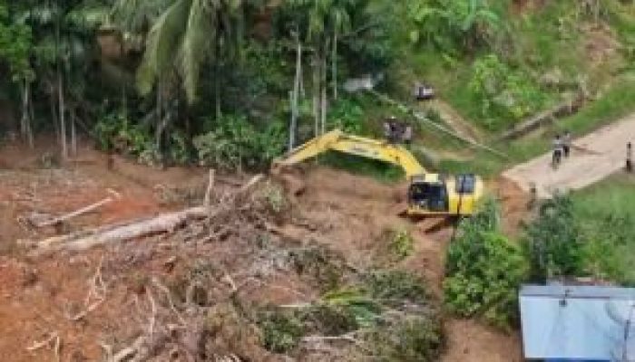Buka Akses Jalur Longsor, Polda Riau Kerahkan Alat Berat ke Palembayan