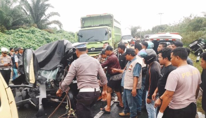 Grand Max Hantam Truk di Lintas Timur Pelalawan, Dua Nyawa Melayang