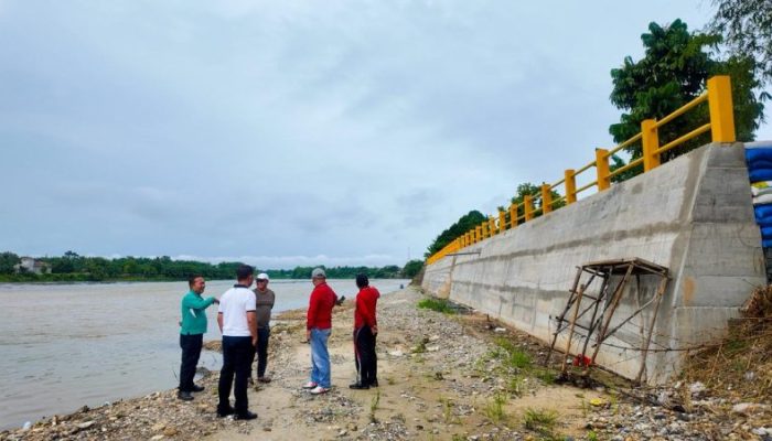 Cegah Abrasi dan Jaga Jembatan, Pemkab Kampar Lanjutkan Pembangunan Turap