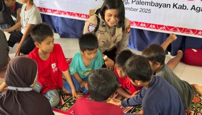 Di Tengah Reruntuhan Agam, Polisi Bangun Ruang Tawa untuk Anak-Anak