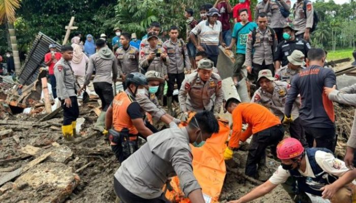Jenazah Samsimar Ditemukan: Brimob Riau Tak Kenal Lelah Menyisir Banjir Bandang Agam
