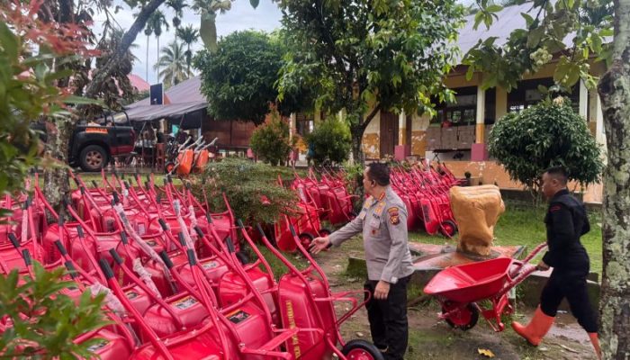 1.817 Alat Perang Melawan Lumpur Dikirim ke Agam, Polda Riau Tempuh Perjalanan 9 Jam