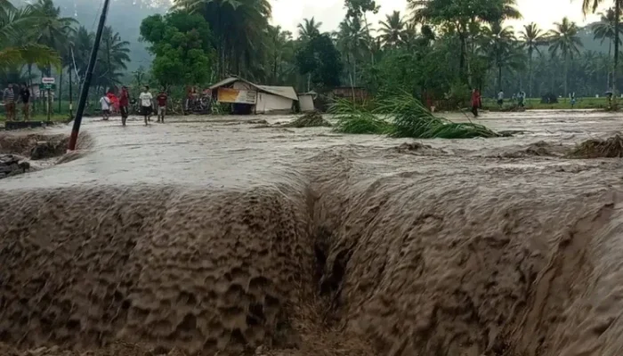 13 Rumah Terendam, Ratusan Warga Jugosari Mengungsi Akibat Lahar Semeru