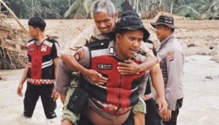 Jembatan Darurat Putus, Ratusan Warga Salareh Aia Kembali Terisolasi