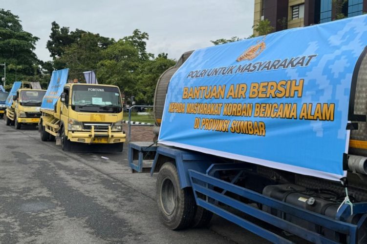 Banjir Bandang Sumbar Makin Parah, Polda Riau Kirim 200 Ribu Ton Air Bersih