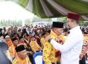 Bupati Ade Agus Lepas Rombongan Umrah Gratis 2025, Pengabdian Warga Masjid Dibalas Ibadah ke Tanah Suci.