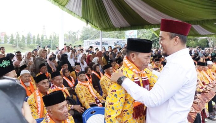 Bupati Ade Agus Lepas Rombongan Umrah Gratis 2025, Pengabdian Warga Masjid Dibalas Ibadah ke Tanah Suci
