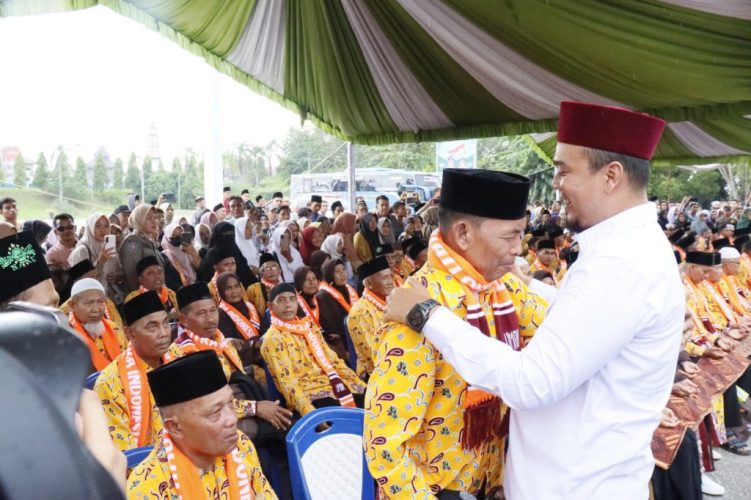 Bupati Ade Agus Lepas Rombongan Umrah Gratis 2025, Pengabdian Warga Masjid Dibalas Ibadah ke Tanah Suci.