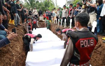 Dua Pekan di RSUD Lubuk Basung, 10 Jenazah Korban Galodo Akhirnya Dikuburkan Bersama