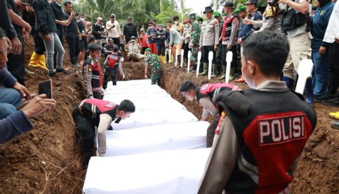 Dua Pekan di RSUD Lubuk Basung, 10 Jenazah Korban Galodo Akhirnya Dikuburkan Bersama