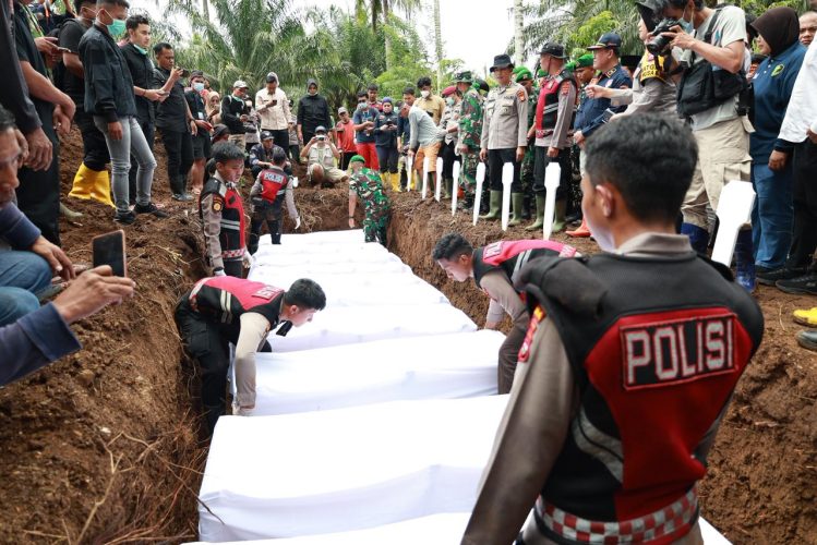 Dua Pekan di RSUD Lubuk Basung, 10 Jenazah Korban Galodo Akhirnya Dikuburkan Bersama