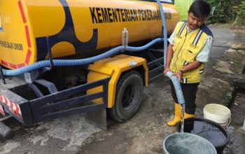 Distribusi Air Bersih Dikebut, Warga Terdampak Bencana di Padang Pariaman Jadi Prioritas