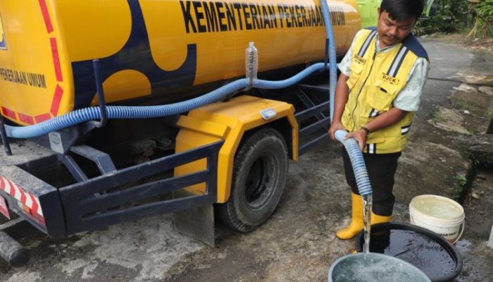 Distribusi Air Bersih Dikebut, Warga Terdampak Bencana di Padang Pariaman Jadi Prioritas