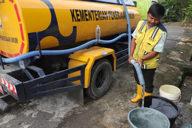 Distribusi Air Bersih Dikebut, Warga Terdampak Bencana di Padang Pariaman Jadi Prioritas