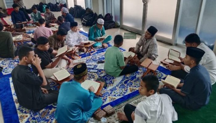 Ratusan Pelajar SMA dan SMK Menginap di Masjid Al-Maqari, Ikuti Pembinaan Spiritual