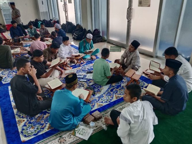 Ratusan Pelajar SMA dan SMK Menginap di Masjid Al-Maqari, Ikuti Pembinaan Spiritual