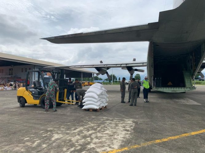 Bulog Salurkan 20 Ton Beras ke Bener Meriah, Bantuan Pangan Dikebut Lewat Jalur Udara