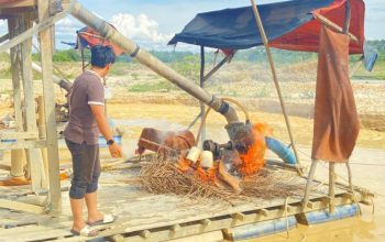 Pelaku PETI Kabur, Polisi Musnahkan Tiga Rakit Tambang Ilegal di Hutan Ulayat Kuansing