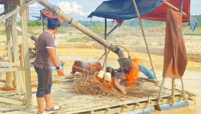 Pelaku PETI Kabur, Polisi Musnahkan Tiga Rakit Tambang Ilegal di Hutan Ulayat Kuansing