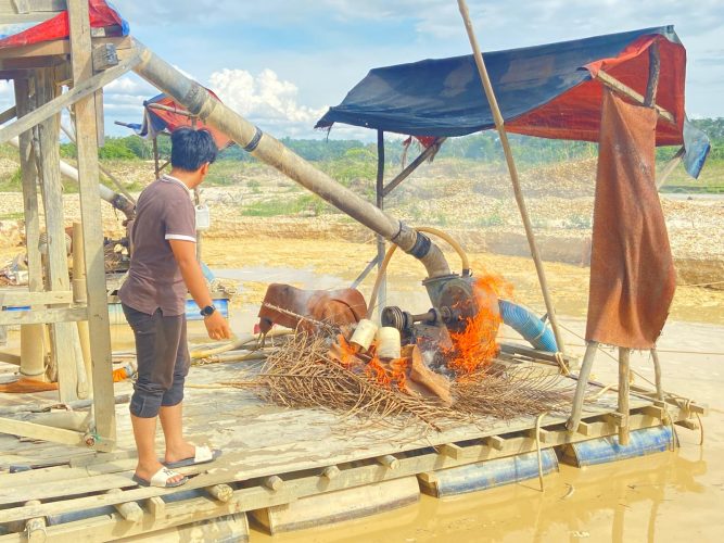 Pelaku PETI Kabur, Polisi Musnahkan Tiga Rakit Tambang Ilegal di Hutan Ulayat Kuansing