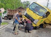 Gorong-gorong Amblas, Dump Truk Terperosok di Jalan Utama Alahair
