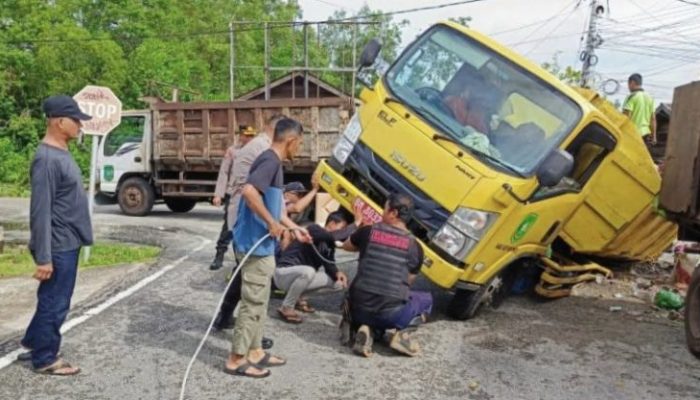 Gorong-gorong Amblas, Dump Truk Terperosok di Jalan Utama Alahair