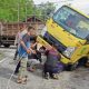 Gorong-gorong Amblas, Dump Truk Terperosok di Jalan Utama Alahair