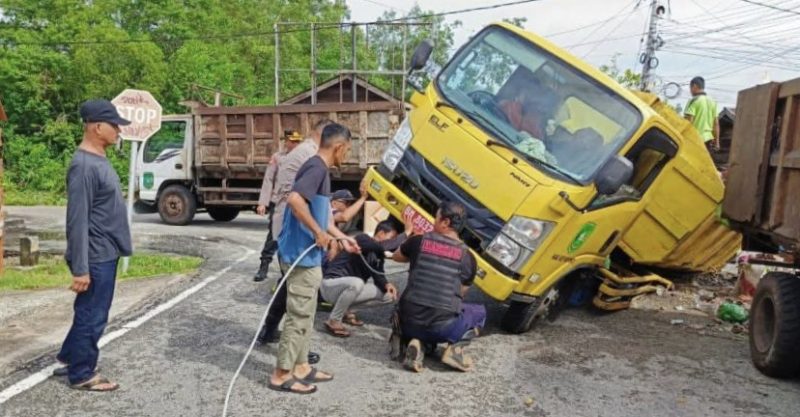 Gorong-gorong Amblas, Dump Truk Terperosok di Jalan Utama Alahair