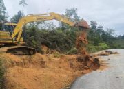 Jalan Provinsi Ujung Batu–Rokan Longsor, PUPR Riau Turunkan Alat Berat