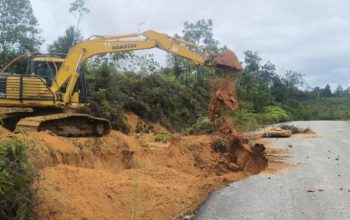 Jalan Provinsi Ujung Batu–Rokan Longsor, PUPR Riau Turunkan Alat Berat